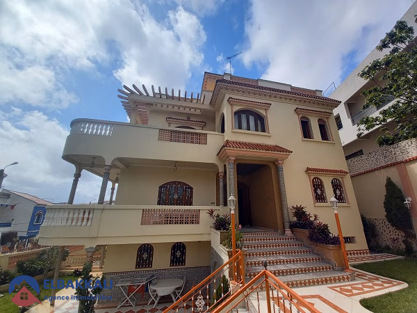 Villa en venta con terraza y tres pisos Villa en venta con terraza y tres pisos