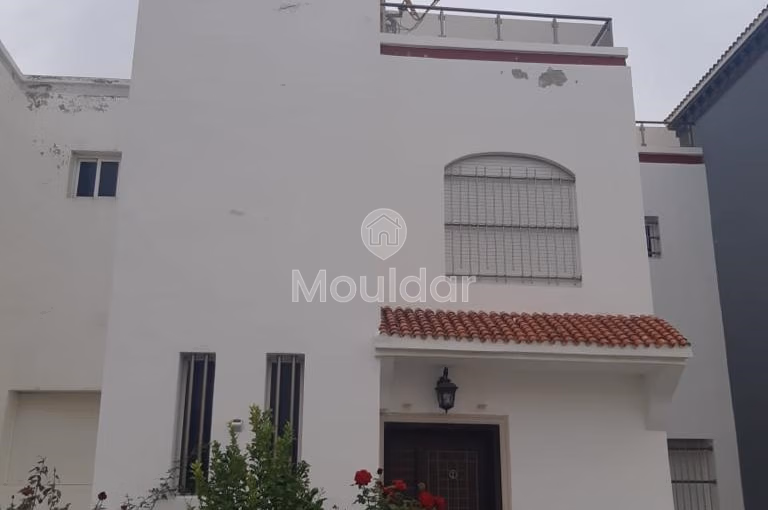 فيلا للإيجار مع تراس و ثلاثة طوابق