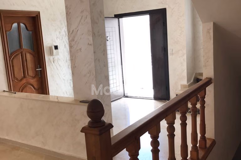 فيلا للإيجار مع تراس و ثلاثة طوابق فيلا للإيجار مع تراس و ثلاثة طوابق