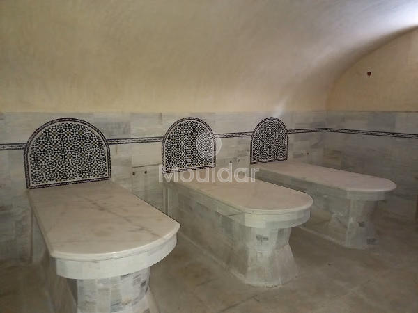 فيلا للبيع مع مسبح و ثلاثة طوابق