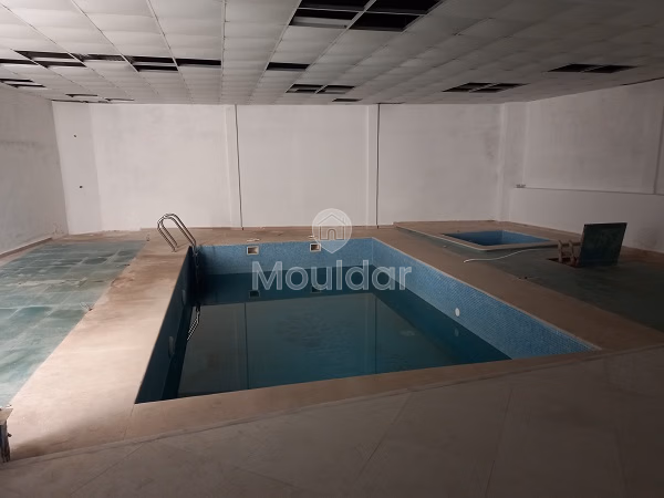 فيلا للبيع مع مسبح و ثلاثة طوابق