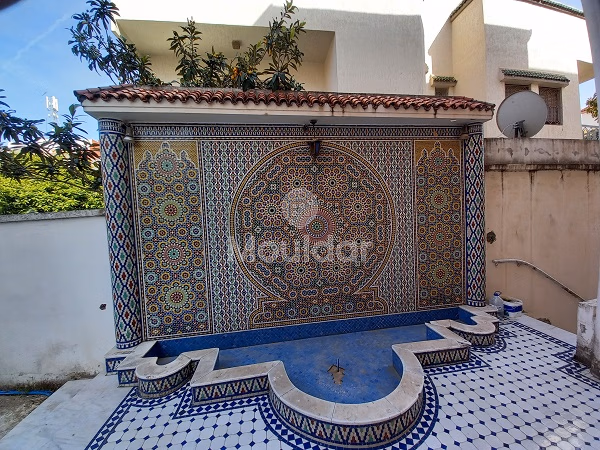 فيلا للبيع مع مسبح و ثلاثة طوابق