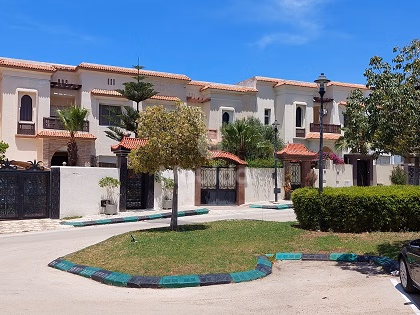 Villa à louer avec piscine et trois étages Villa à louer avec piscine et trois étages