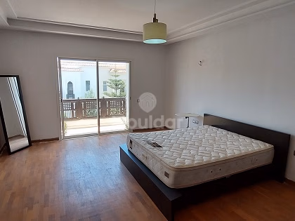 Villa à louer avec piscine et trois étages Villa à louer avec piscine et trois étages