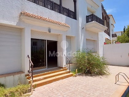 Villa à louer avec piscine et trois étages Villa à louer avec piscine et trois étages