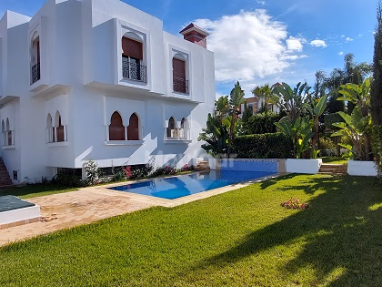Villa for sale with swimming pool and three floors