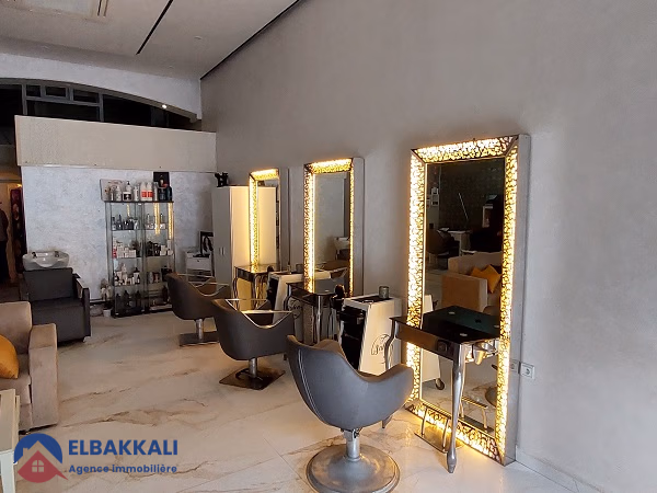 Local commercial à vendre avec terrasse