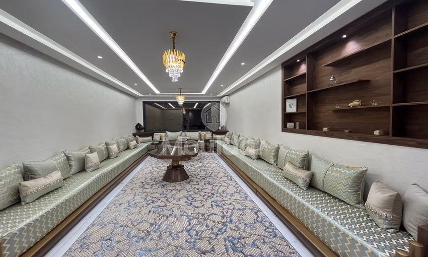 شقة للإيجار مع تراس في الطابق الثاني شقة للإيجار مع تراس في الطابق الثاني