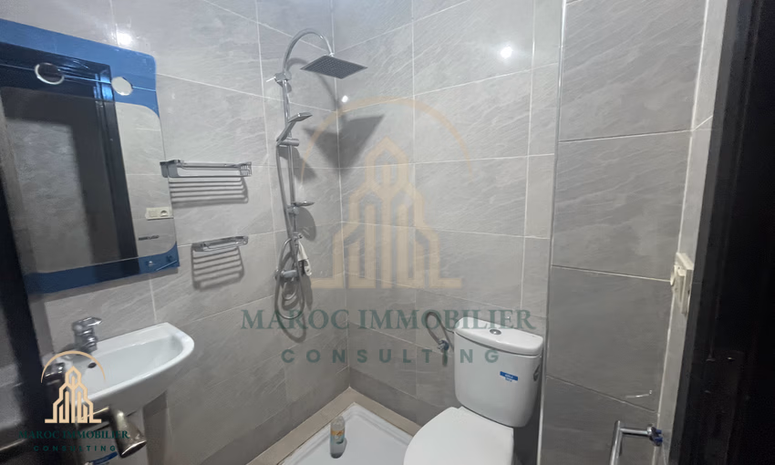 شقة للإيجار مع شرفة في الطابق الأول