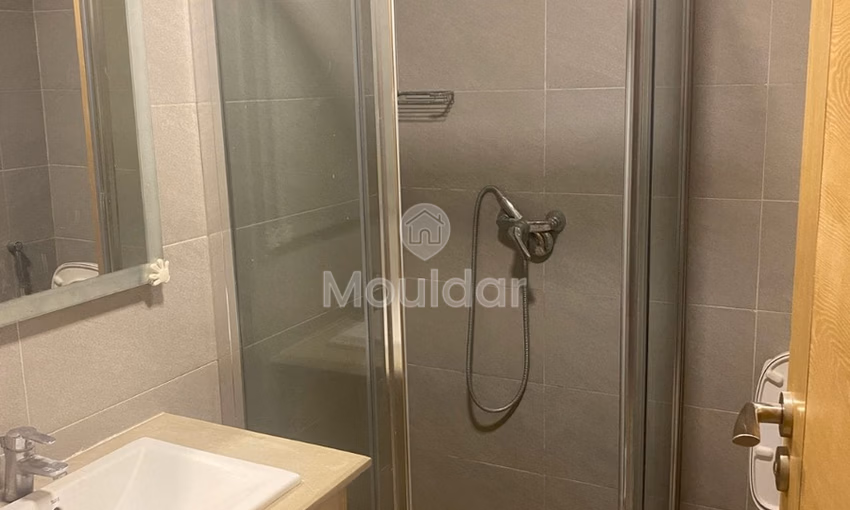 شقة للإيجار مع مسبح في الطابق الأول