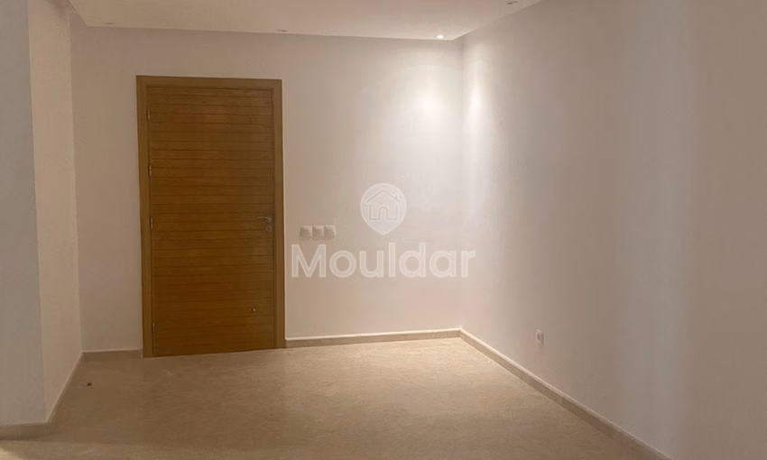 شقة للإيجار مع مسبح في الطابق الأول