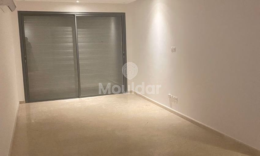 شقة للإيجار مع مسبح في الطابق الأول