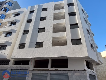 Casa en venta con balcón y cuatro pisos