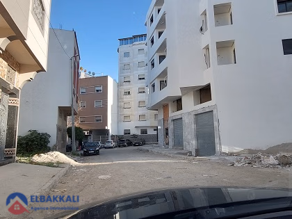 Casa en venta con balcón y cuatro pisos