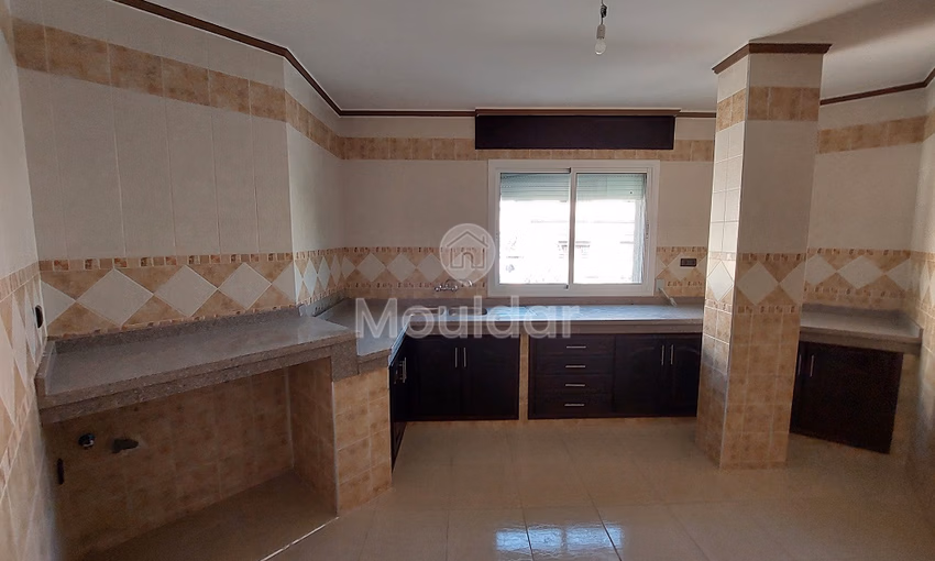 Maison à vendre avec balcon et trois étages