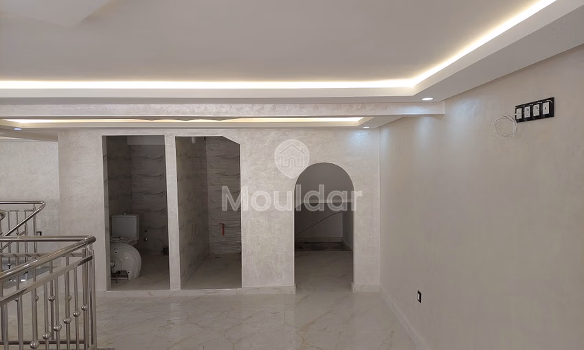 Maison à vendre avec balcon et trois étages