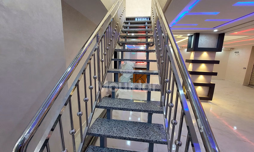 Maison à vendre avec balcon et trois étages