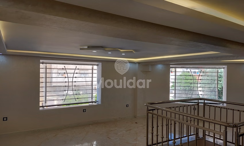 Maison à vendre avec balcon et trois étages