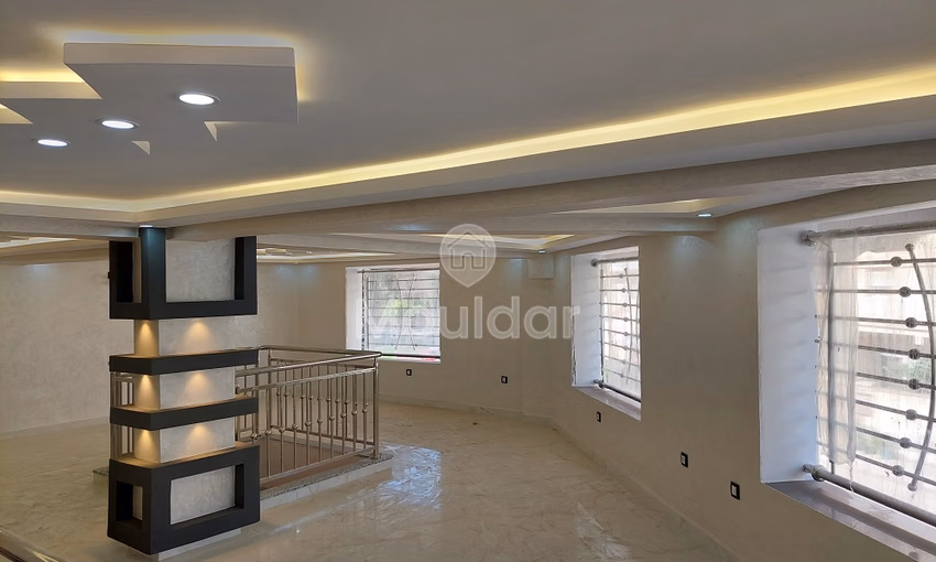 Maison à vendre avec balcon et trois étages