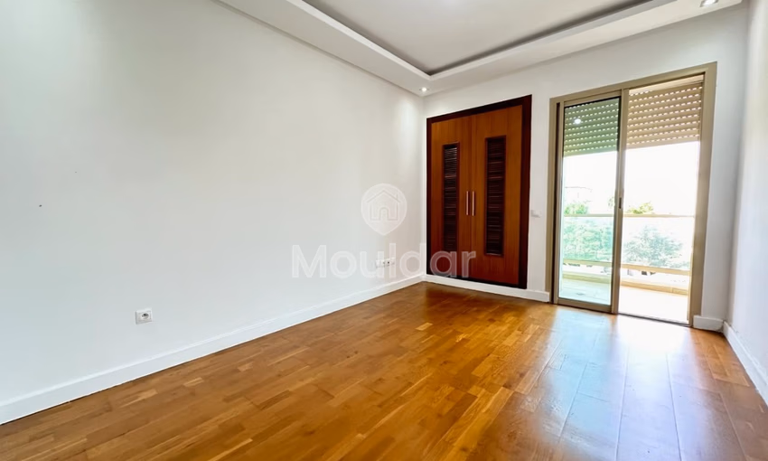 Apartamento en alquiler con jardín en el segundo piso