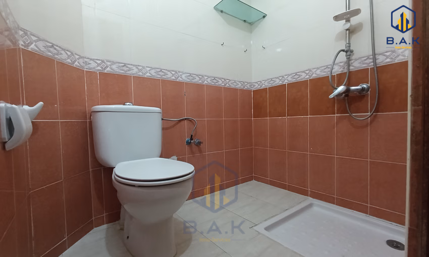 شقة للبيع مع شرفة في الطابق الثالث شقة للبيع مع شرفة في الطابق الثالث