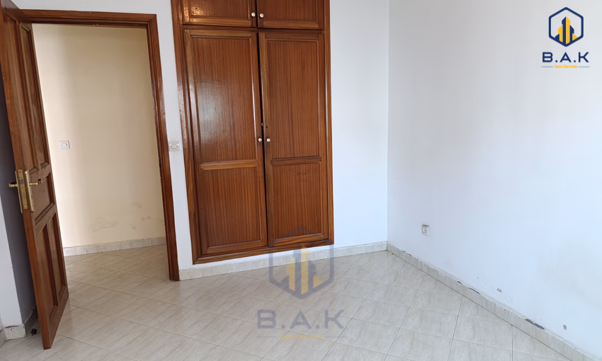 شقة للبيع مع شرفة في الطابق الثالث شقة للبيع مع شرفة في الطابق الثالث