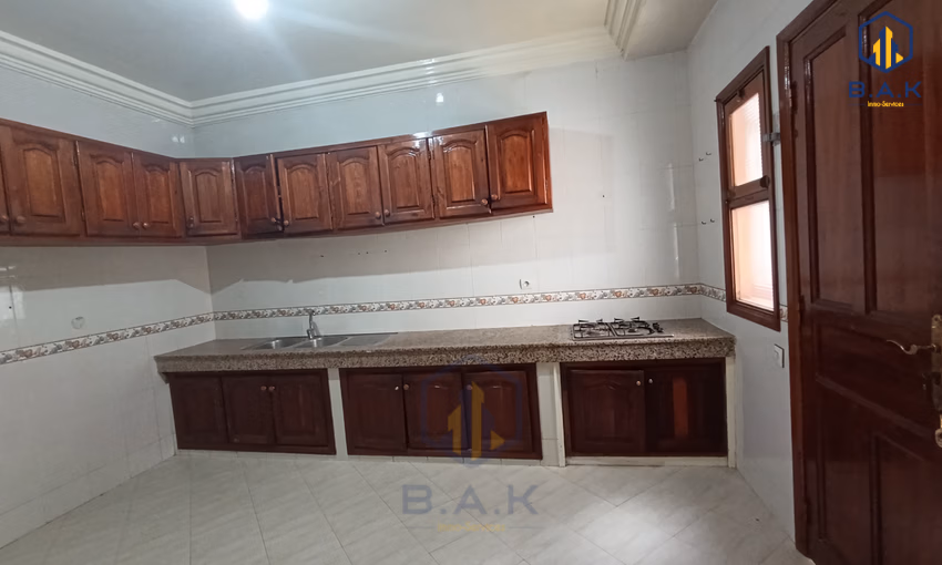 شقة للبيع مع شرفة في الطابق الثالث شقة للبيع مع شرفة في الطابق الثالث