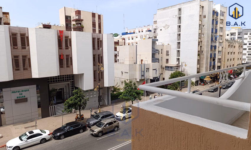 شقة للبيع مع شرفة في الطابق الثالث شقة للبيع مع شرفة في الطابق الثالث