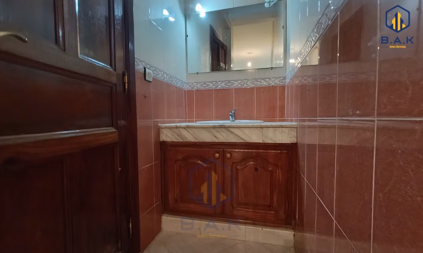 شقة للبيع مع شرفة في الطابق الثالث شقة للبيع مع شرفة في الطابق الثالث