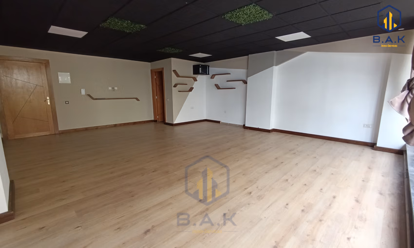 Bureau à louer avec terrasse au premier étage