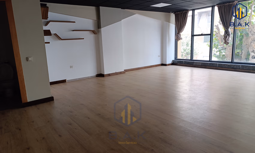 Bureau à louer avec terrasse au premier étage