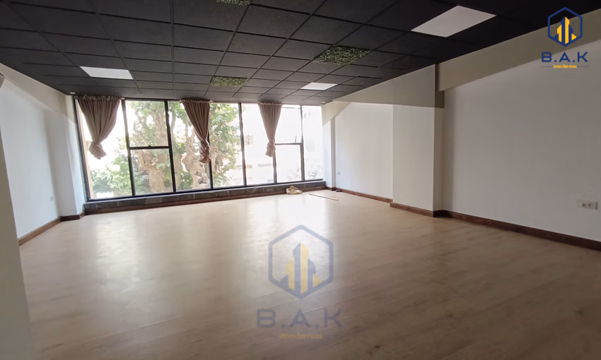 Bureau à louer avec terrasse au premier étage