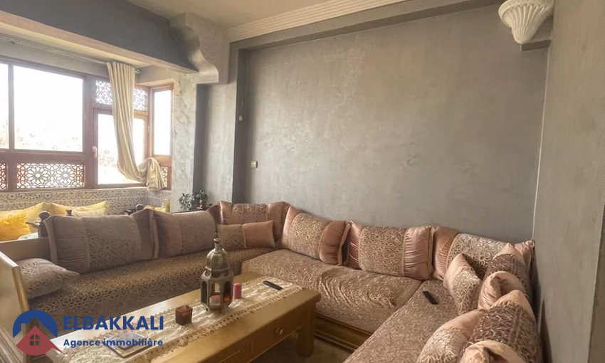 شقة للإيجار مع شرفة في الطابق الأول شقة للإيجار مع شرفة في الطابق الأول