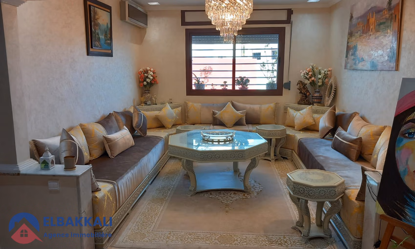 شقة للإيجار مع شرفة في الطابق الأول