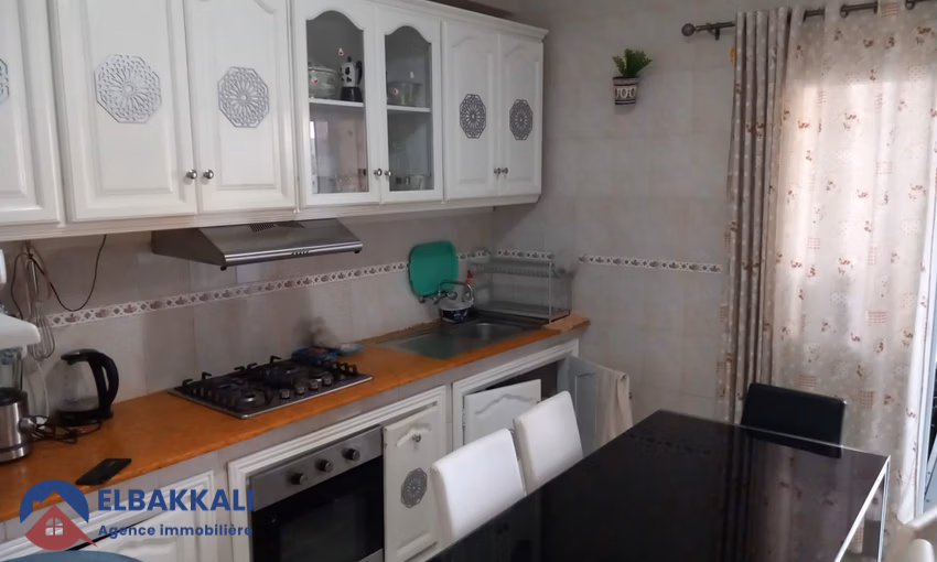 شقة للإيجار مع شرفة في الطابق الأول شقة للإيجار مع شرفة في الطابق الأول