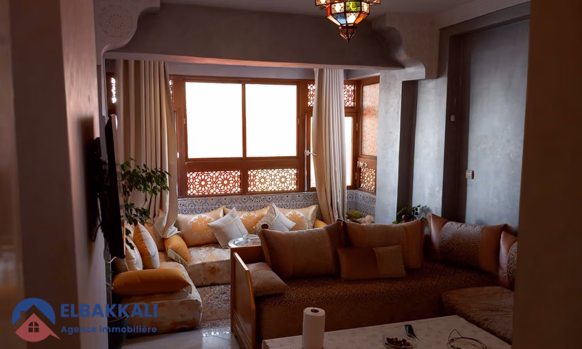 شقة للإيجار مع شرفة في الطابق الأول شقة للإيجار مع شرفة في الطابق الأول