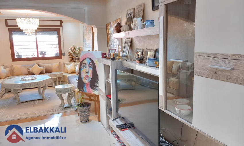 شقة للإيجار مع شرفة في الطابق الأول شقة للإيجار مع شرفة في الطابق الأول