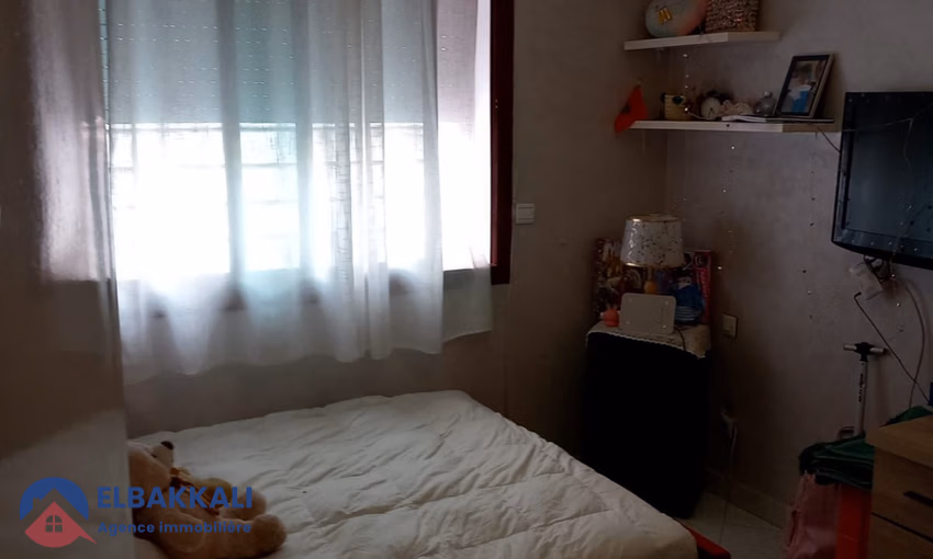 شقة للإيجار مع شرفة في الطابق الأول شقة للإيجار مع شرفة في الطابق الأول