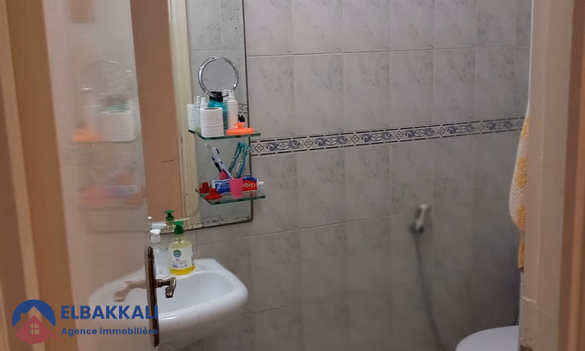 شقة للإيجار مع شرفة في الطابق الأول شقة للإيجار مع شرفة في الطابق الأول