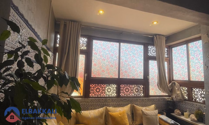 شقة للإيجار مع شرفة في الطابق الأول شقة للإيجار مع شرفة في الطابق الأول