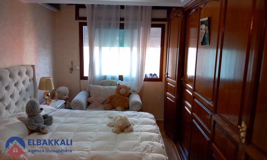 شقة للإيجار مع شرفة في الطابق الأول شقة للإيجار مع شرفة في الطابق الأول