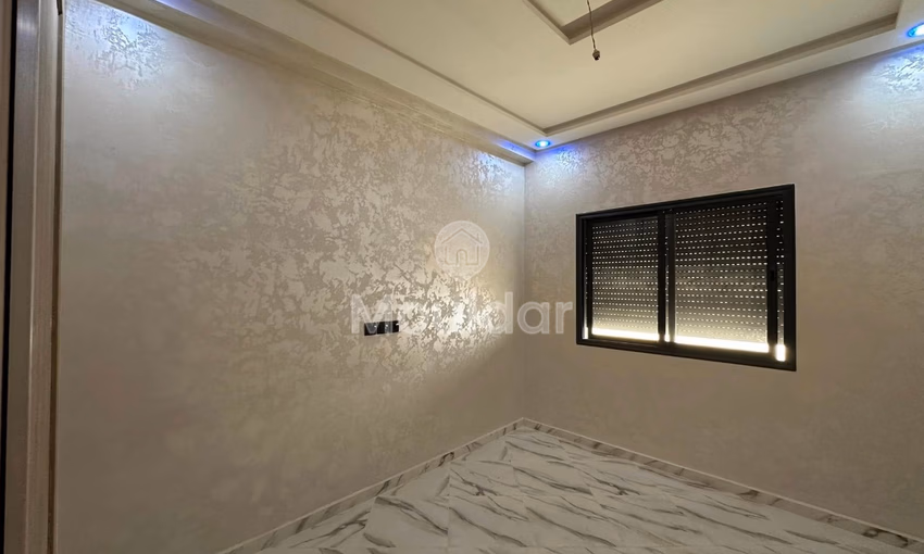 شقة جديدة للشراء مع شرفة في الطابق الثالث