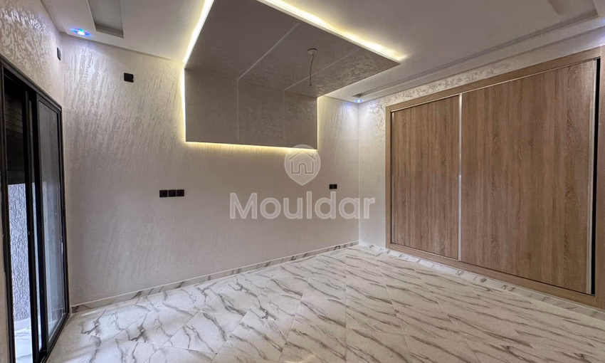 شقة جديدة للشراء مع شرفة في الطابق الثالث