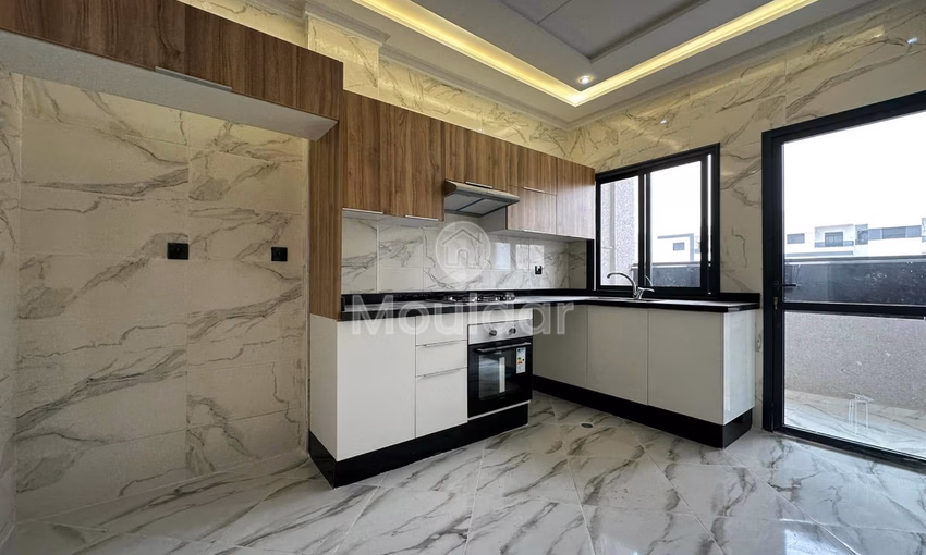 شقة جديدة للشراء مع شرفة في الطابق الثالث