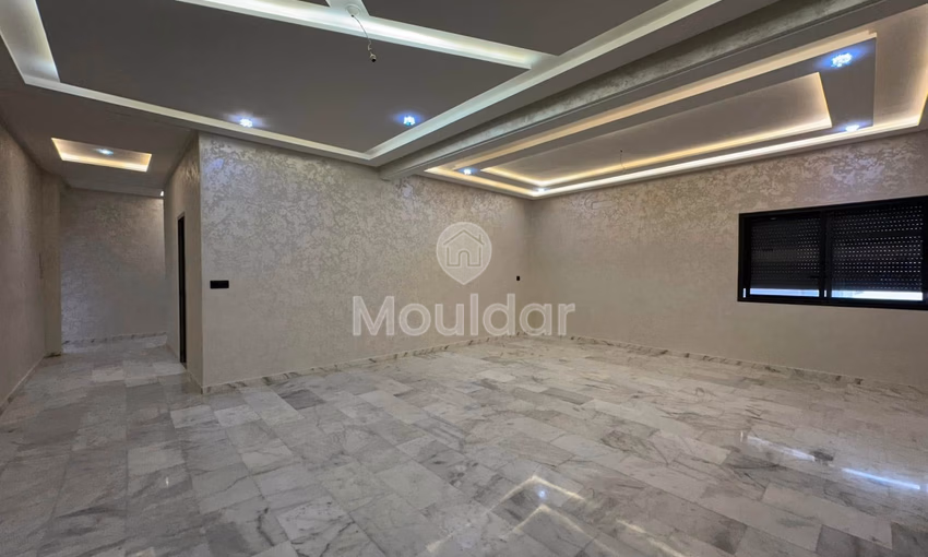 شقة جديدة للشراء مع شرفة في الطابق الثالث