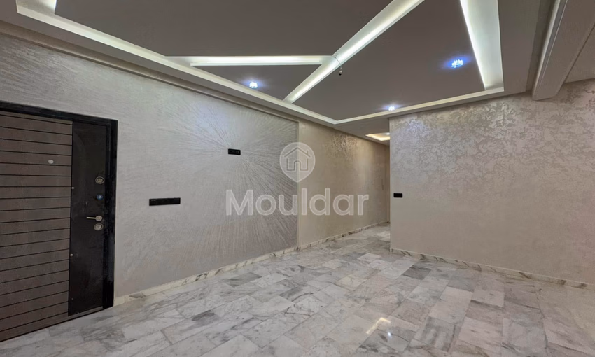 شقة جديدة للشراء مع شرفة في الطابق الثالث