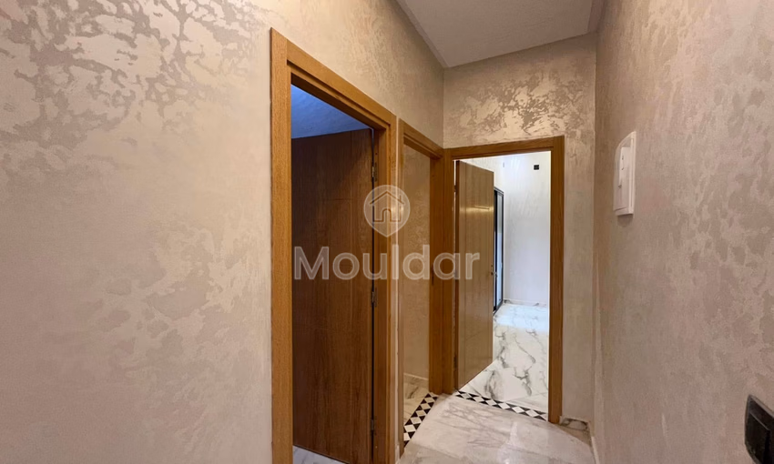 شقة جديدة للشراء مع شرفة في الطابق الثالث