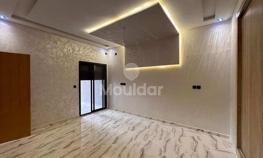 شقة جديدة للشراء مع شرفة في الطابق الثالث