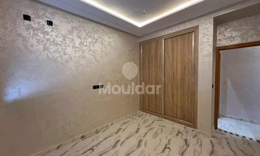 شقة جديدة للشراء مع شرفة في الطابق الثالث