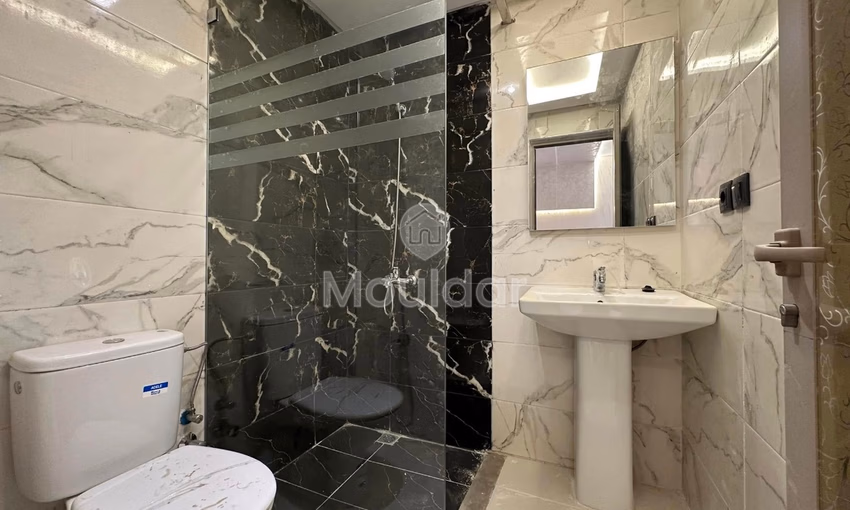 شقة جديدة للشراء مع شرفة في الطابق الثالث